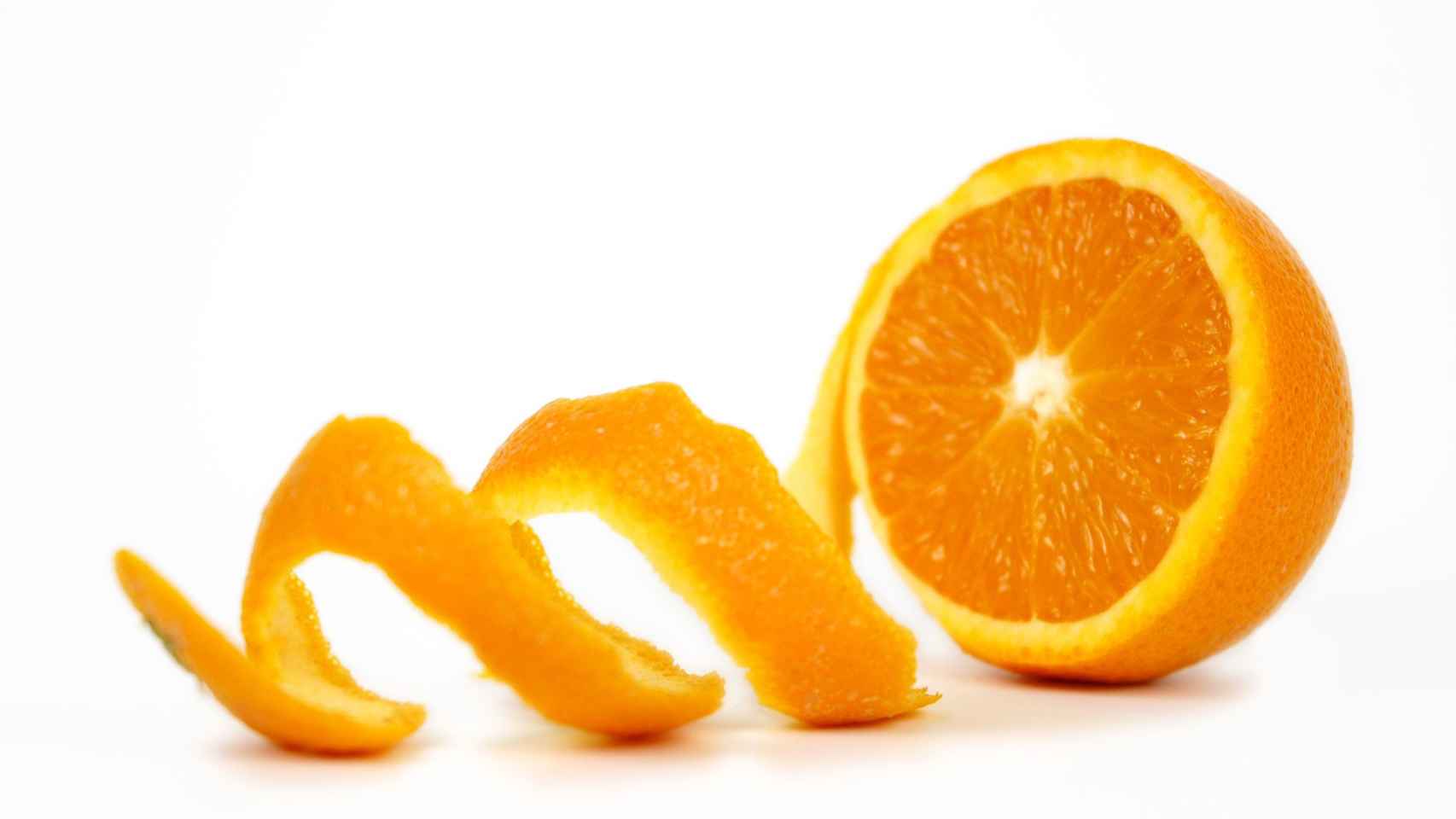 La naranja es una aliada excelente para combatir las arrugas y líneas de expresión.