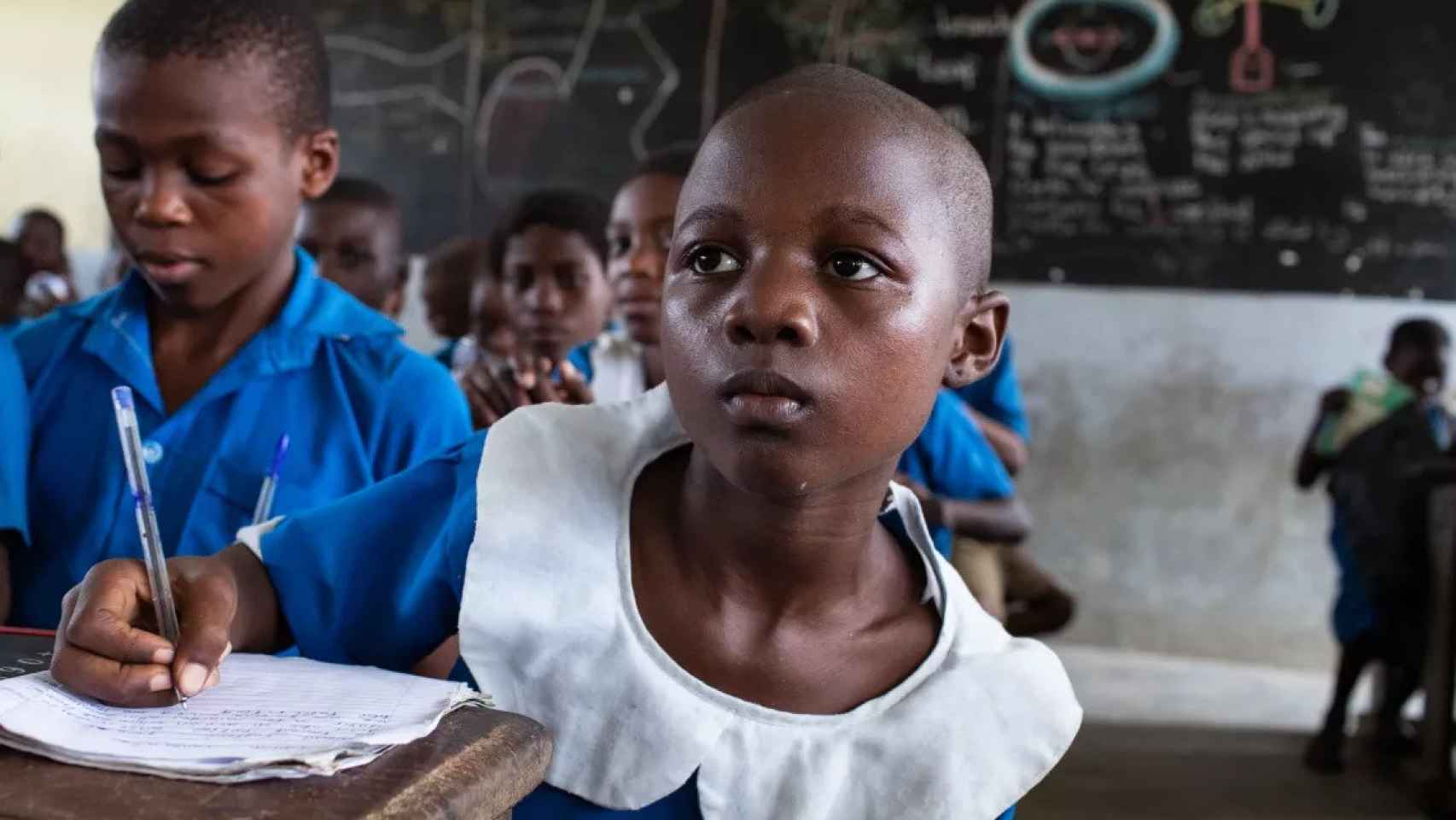 Una niña, en una escuela primaria financiada por Unicef en Douala, Camerún.