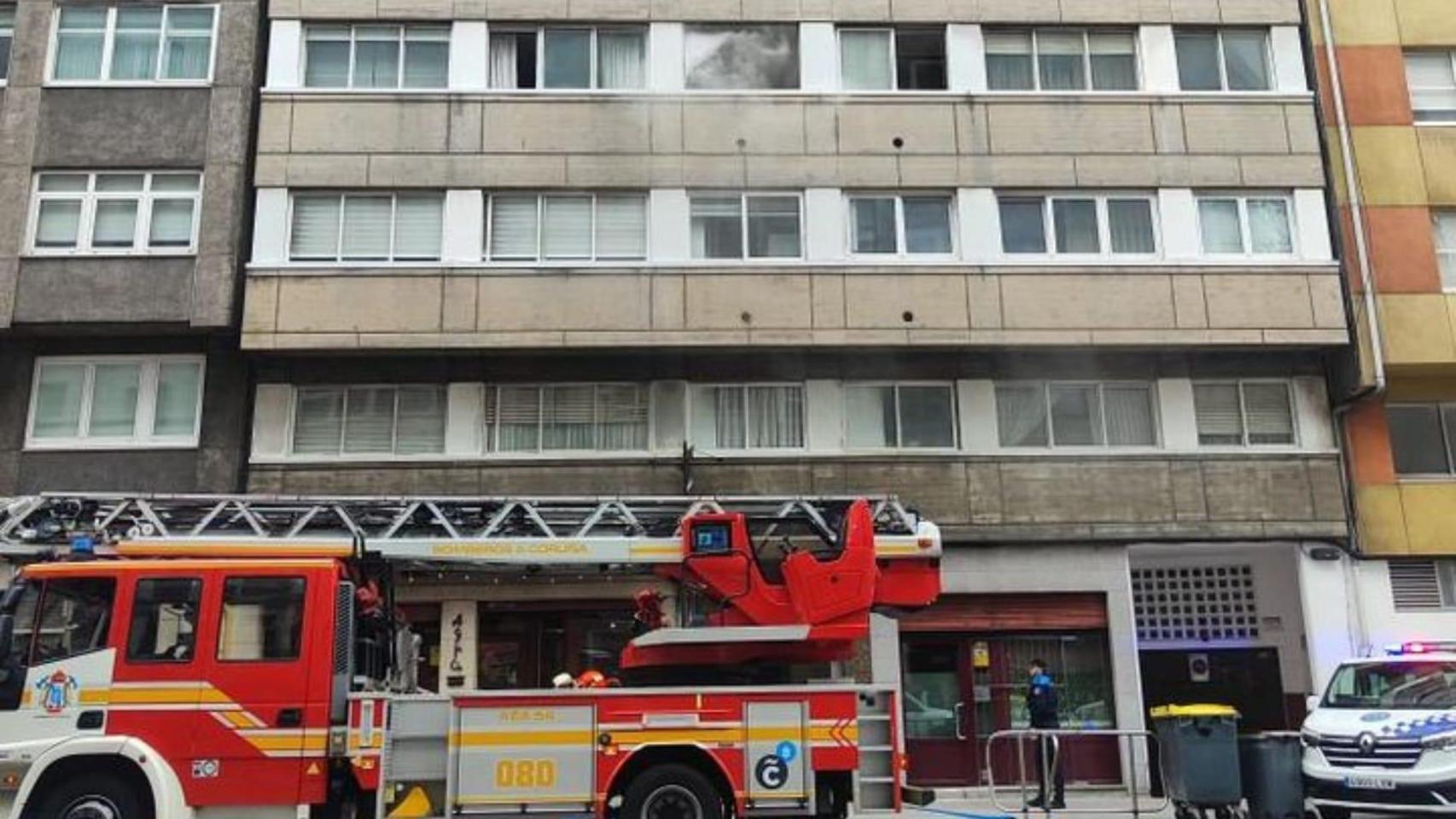 Tres personas evacuadas en A Coruña por un incendio en un piso en la Avenida Finisterre