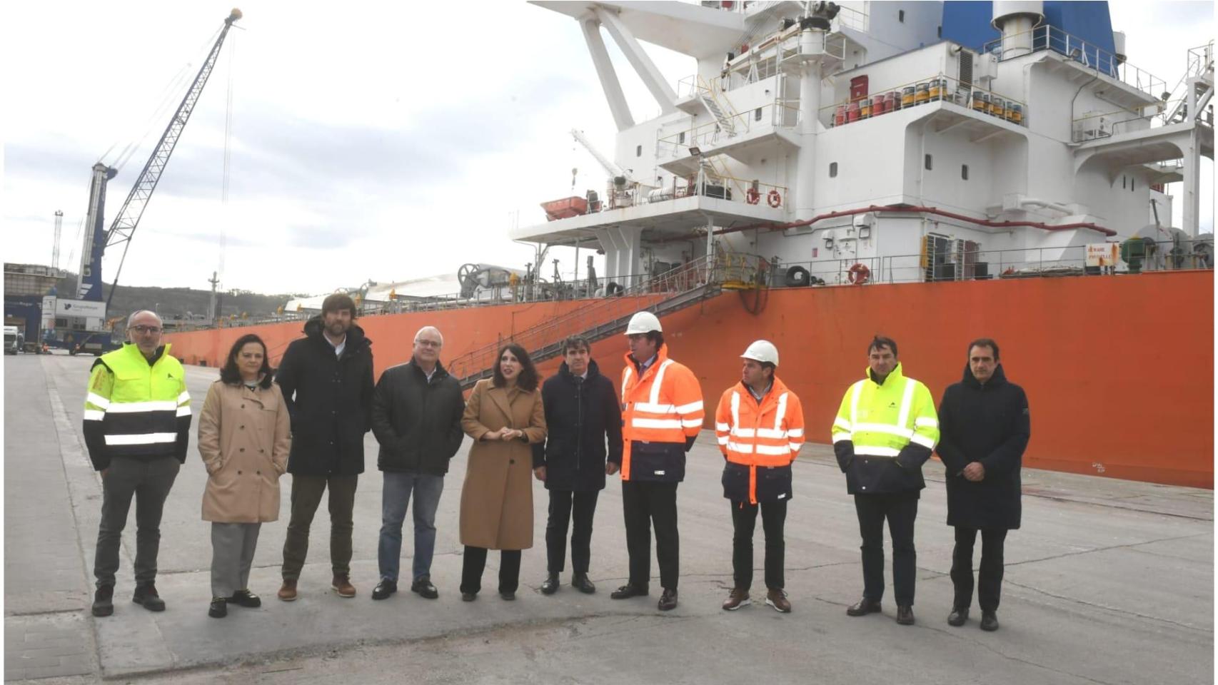 Visita de las autoridades al Puerto Exterior para recibir al buque