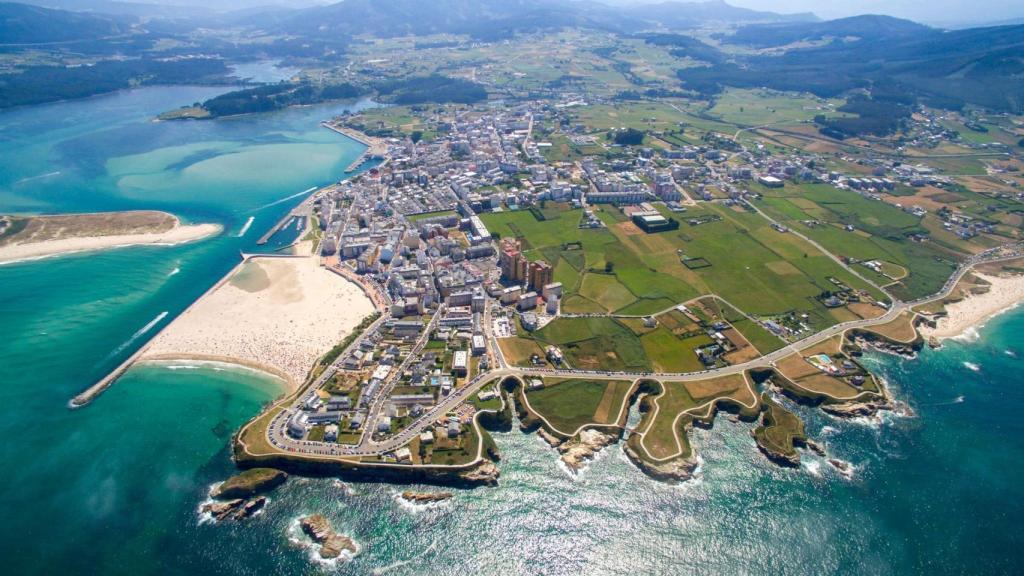 Vista de la ría y el municipio de Foz.