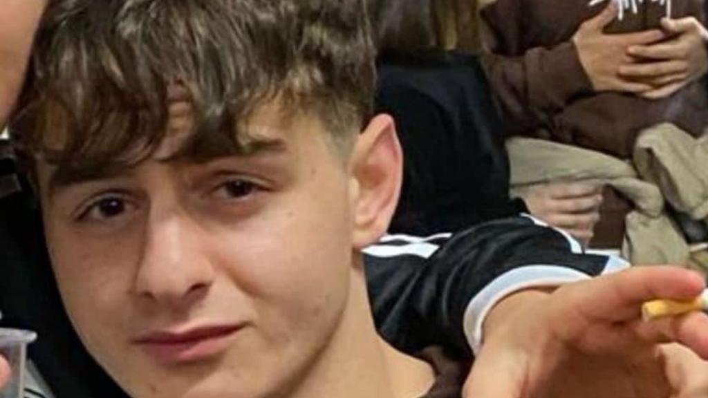 A la izquierda, Javier Márquez. A la derecha, guardias civiles en el operativo de búsqueda.