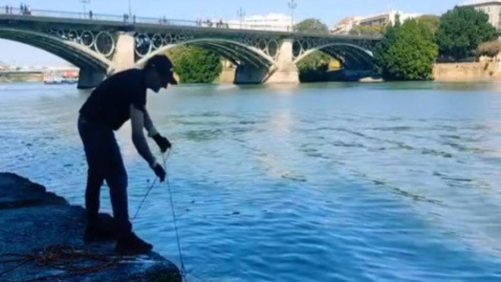 Salvi saca con su imán una señal de tráfico del Guadalquivir.