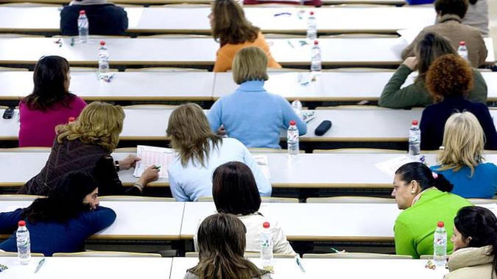 Imagen de archivo de varias personas opositando.