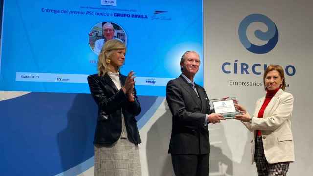 María Borrás, Eduardo Davila y Elena Espinosa durante la entrega del reconocimiento.