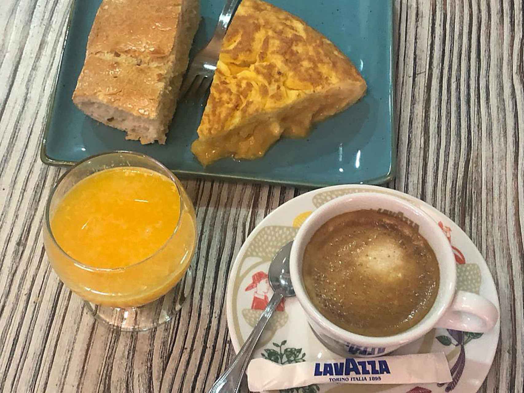 Un sabroso pincho de tortilla con un café en La Taberna de Tudela