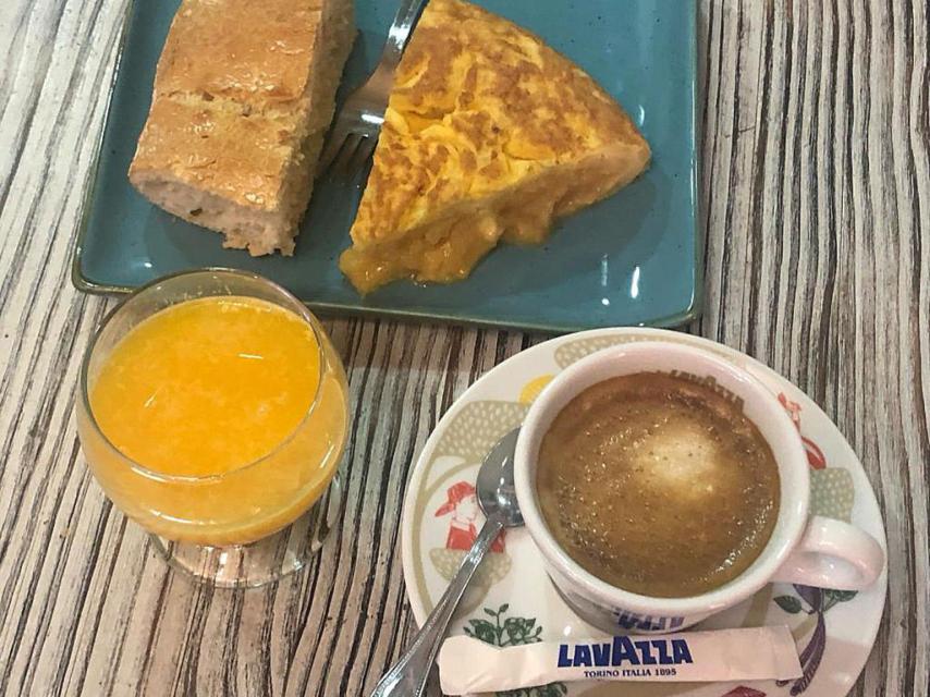 Un sabroso pincho de tortilla con un café en La Taberna de Tudela