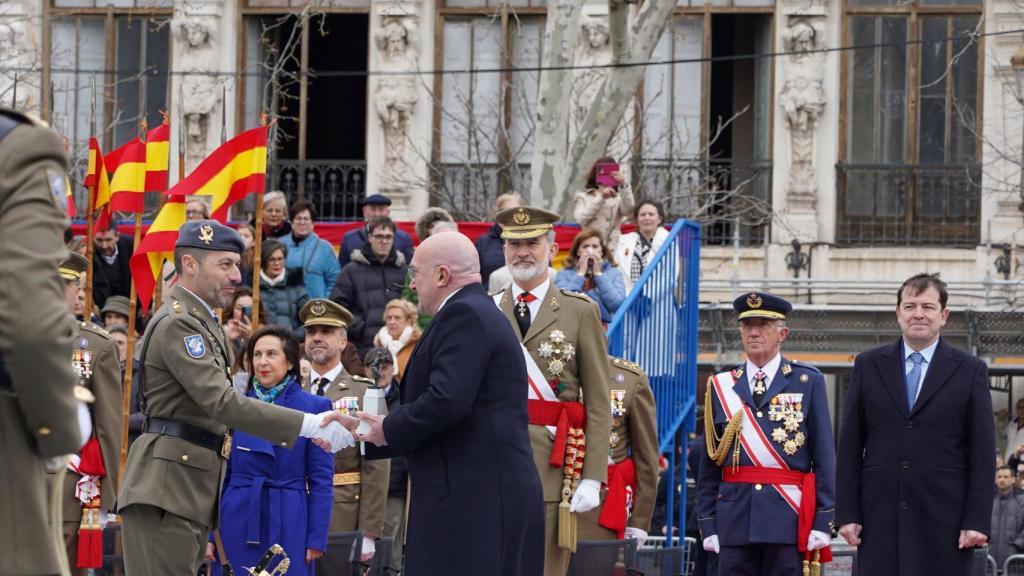 Jesús Julio Carnero entrega un par de detalles a Pedro Pascual