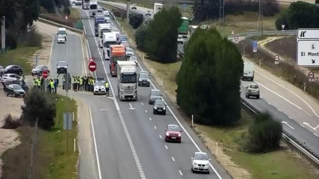 Manifestantes junto a la A-62