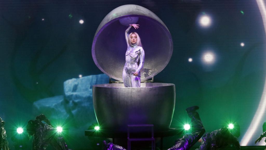 Lola Índigo durante su concierto en el festival Christmas by Starlite el 18 de diciembre en Madrid.