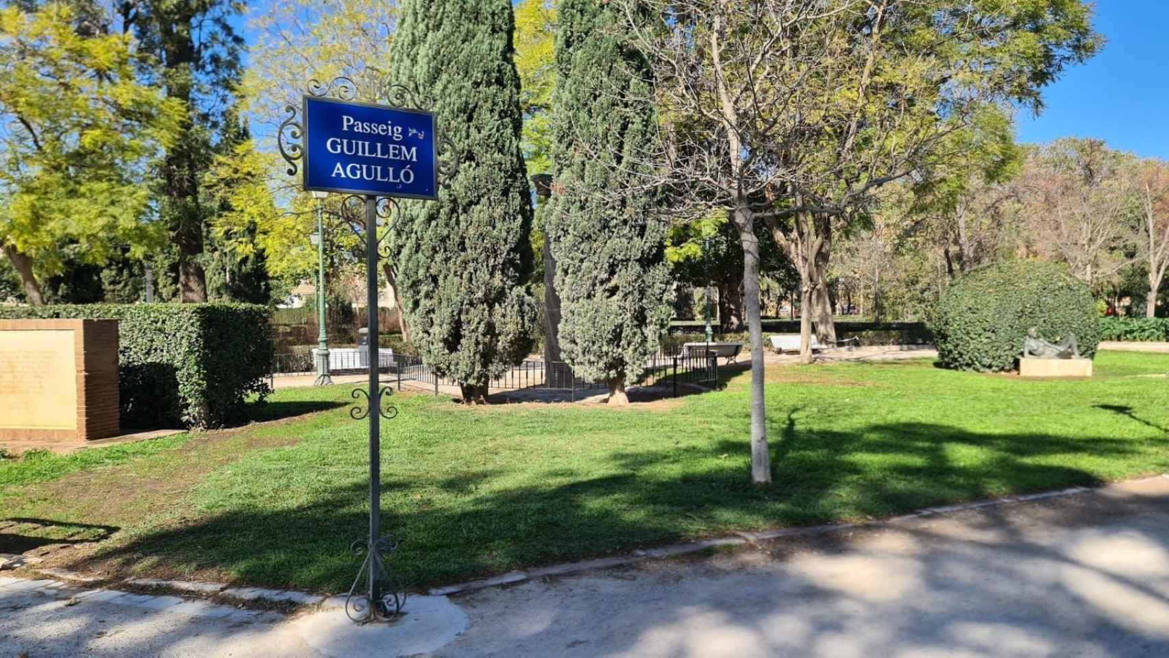 Paseo dedicado a Guillem Agulló en los Jardines de Viveros en Valencia. EE