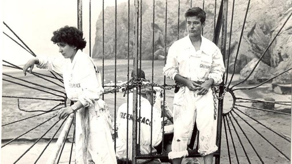 Teresa (izda) y Zoa (dcha) encadenadas a la puerta de acceso a las tuberías de vertido en Portmán.