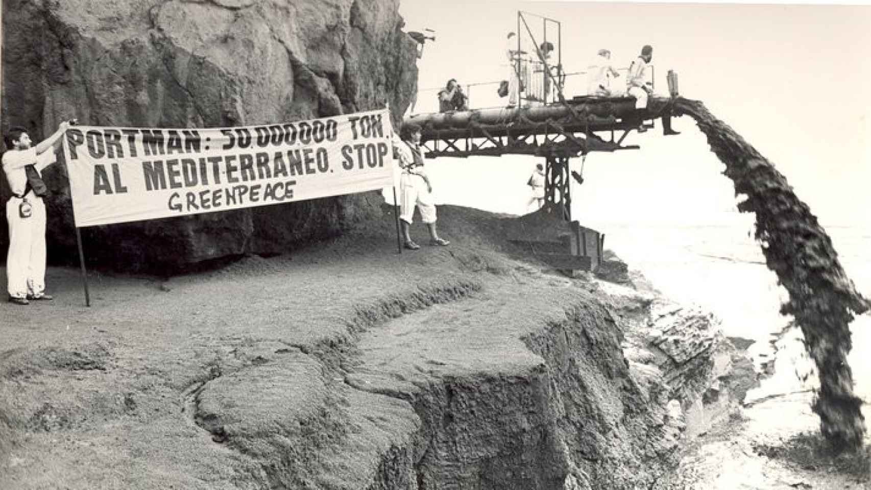 Intervención de Greenpeace en Portmán en 1986 para visibilizar la contaminación de los vertidos sobre el mar.