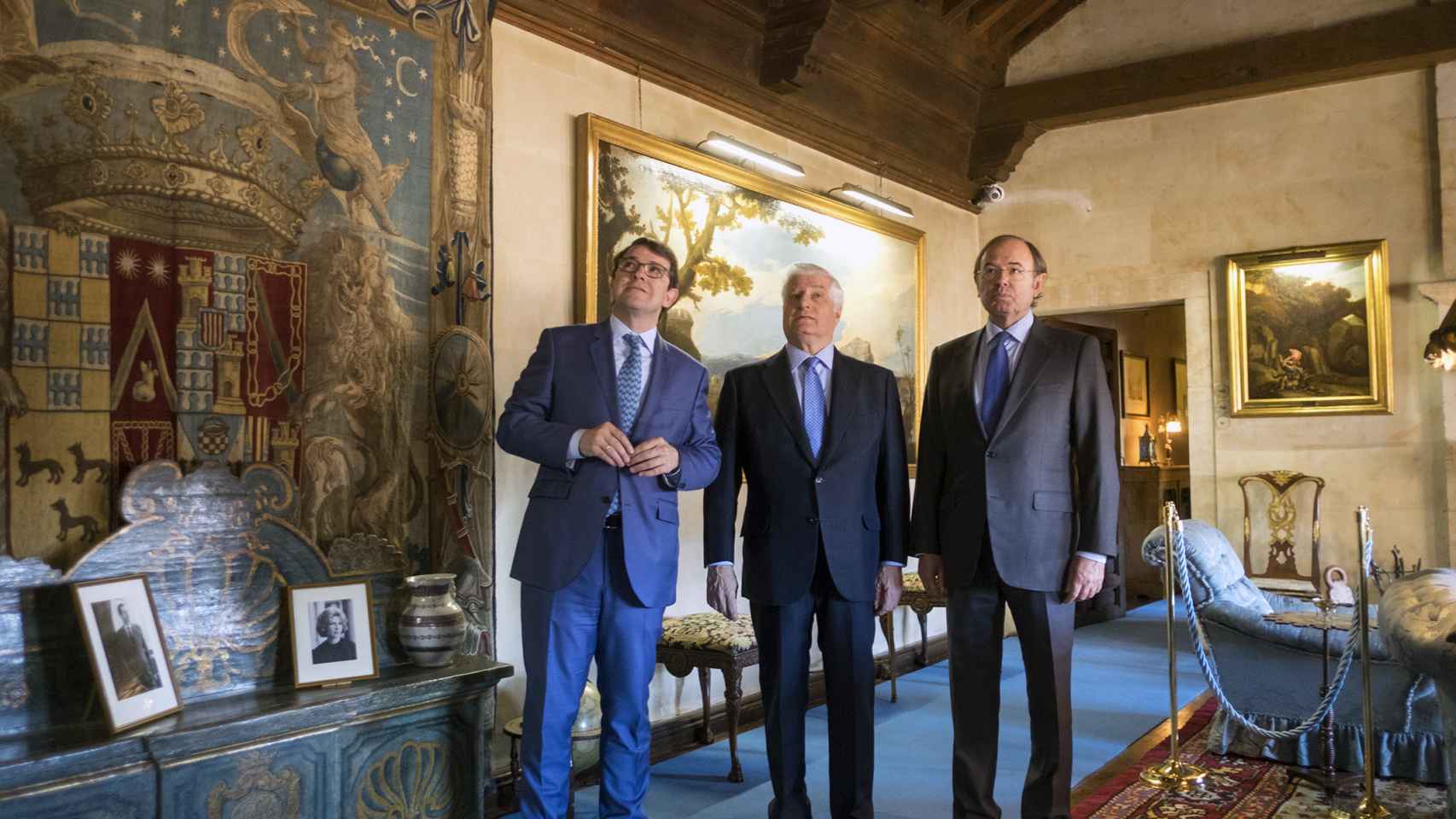 Alfonso Fernández Mañueco junto al duque de Alba, Carlos Fitz-James Stuart, y el expresidente del Senado Pío García-Escudero inauguran la restauración y visita guiada al Palacio de Monterrey de Salamanca