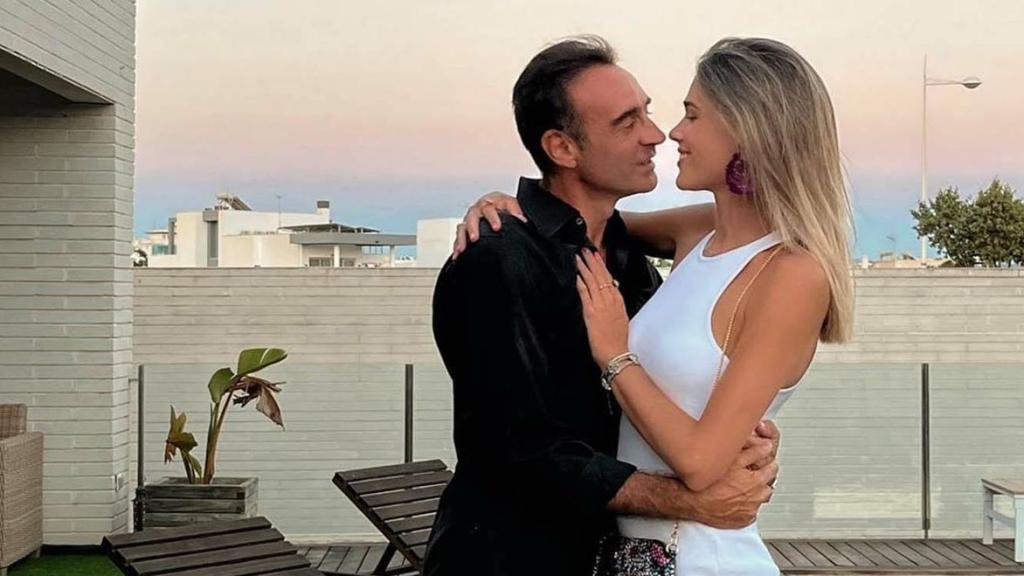 Enrique Ponce y Ana Soria en una romántica imagen de sus redes sociales.