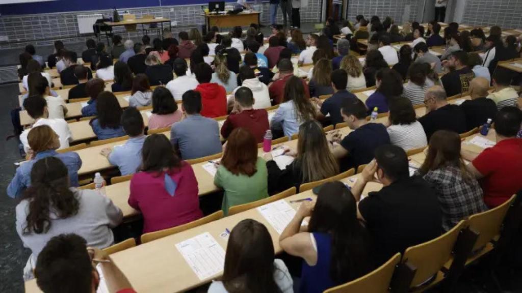 Cientos de personas opositando.