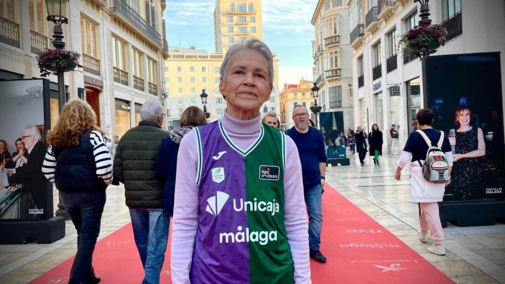 Nadia posa con la elástica del Unicaja de Málaga.