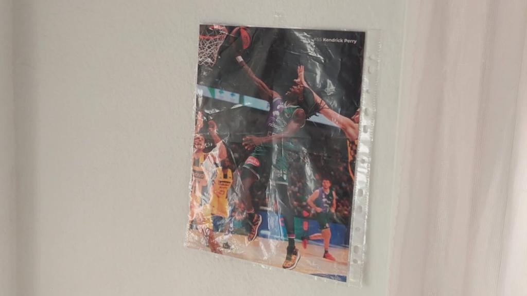 La imagen de Perry en la pared de su habitación.