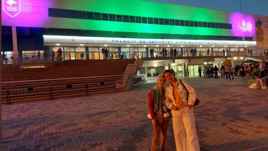 Una imagen de Nadia y Julia fuera del Carpena.