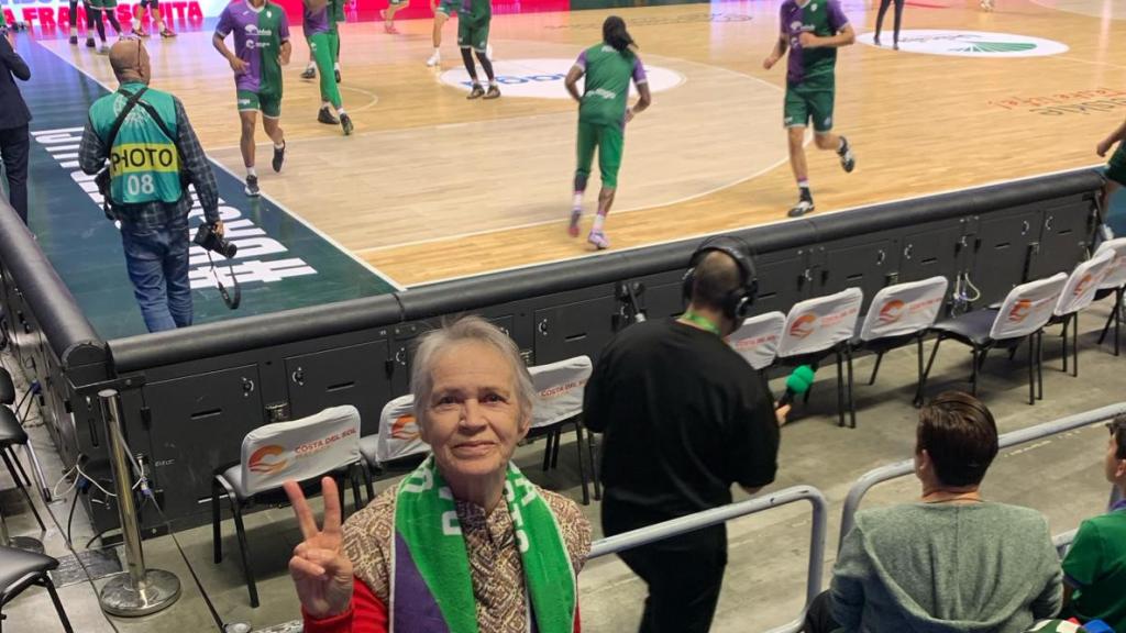 Nadia, con Perry al fondo.