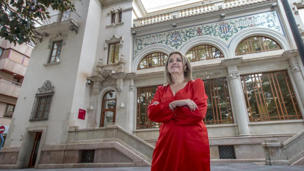 Nuria Montes en la sede de la Generalitat en Alicante, antiguo edificio de Correos.
