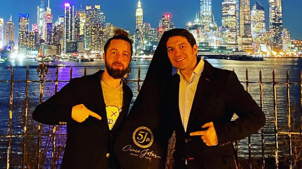 Carlos Sánchez (i.) y Raúl Garrido (d.), sujetan un jamón de Cinco Jotas, en Nueva York.