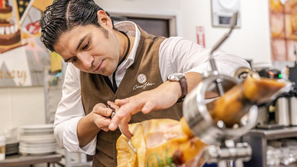 Raúl Garrido, cortando jamón durante los Oscar de 2019.