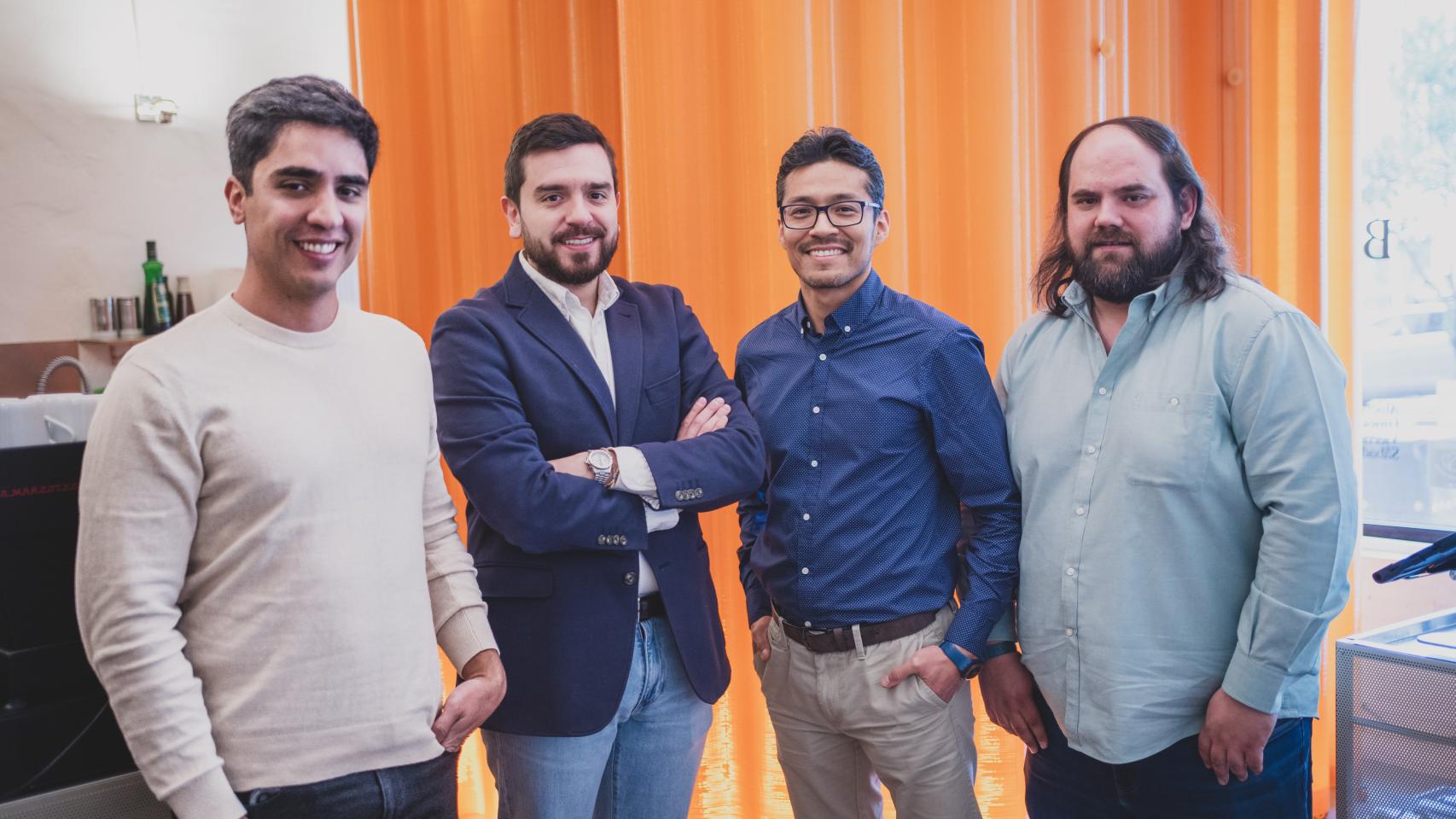 Con su creación, el robot, de fondo, de izquierda a derecha, Guillermo Ortiz, Román Salazar , Rodrigo Orellana y Jorge Montejo.