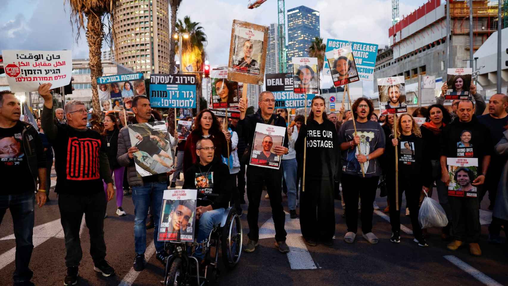Familiares de los rehenes se manifiestan en Tel Aviv para exigir su vuelta.