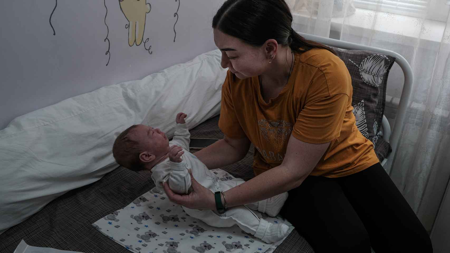 La madre de un bebé con necesidades especiales, nacido en plena guerra, viviendo con el niño en un hospital infantil de Járkov para que pueda acceder al tratamiento que necesita