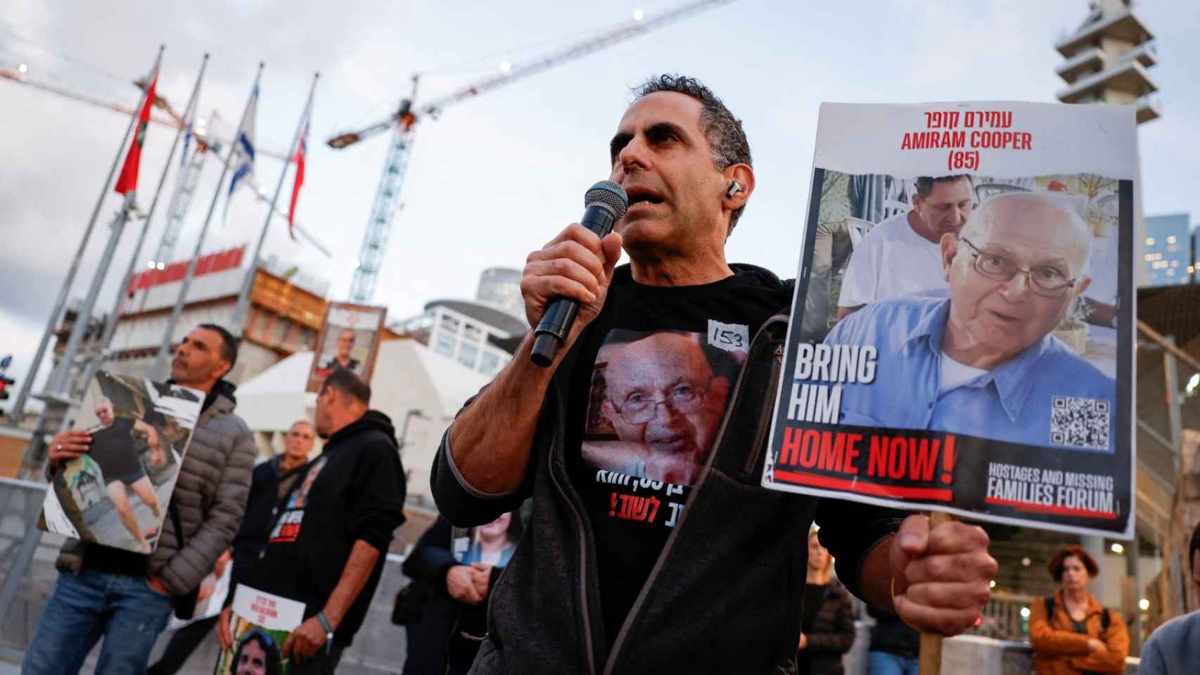Un manifestante sostiene el cartel con la imagen de uno de los rehenes de Hamás en Tel Aviv.