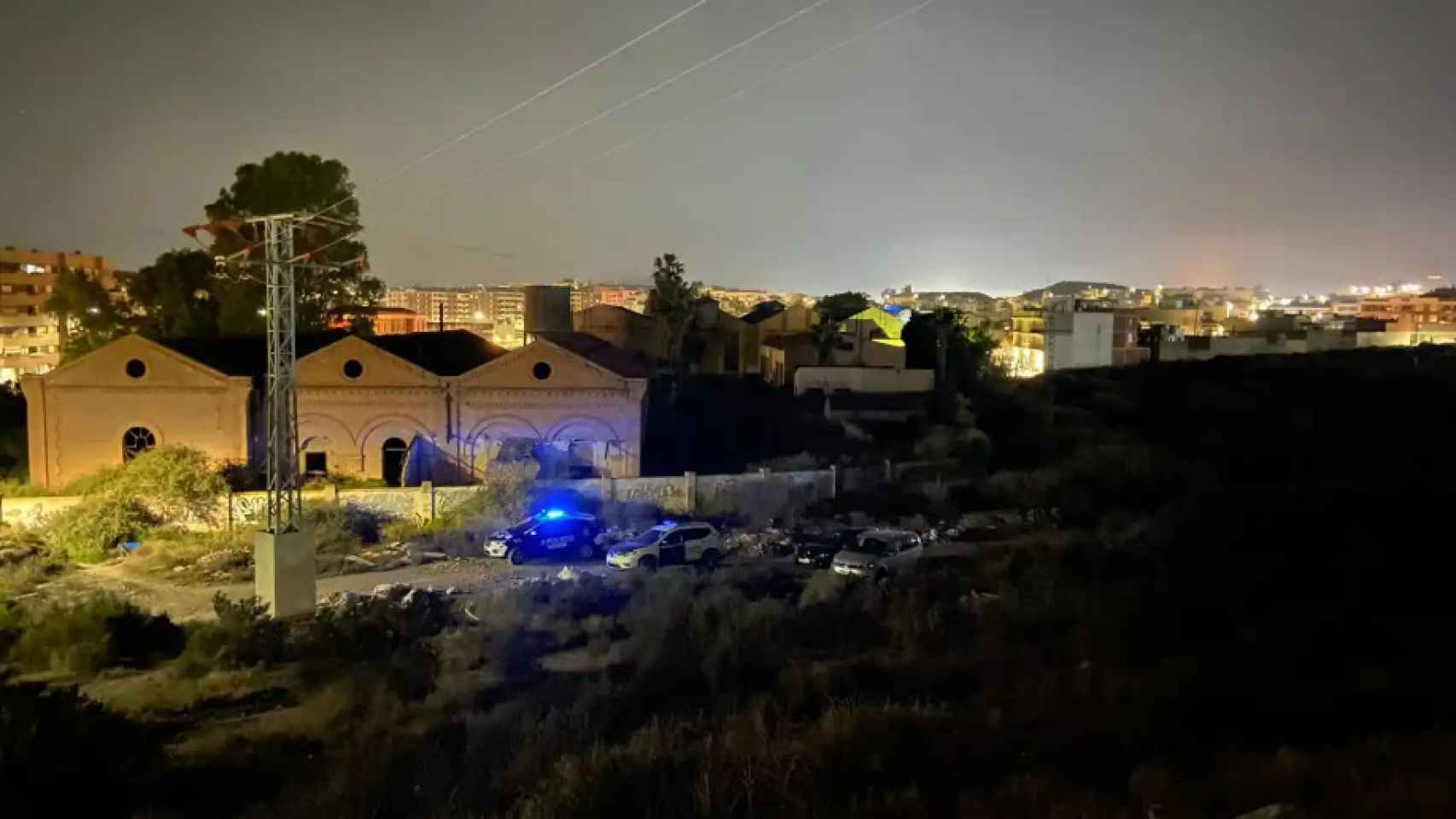 Patrullas de la Policía Local de Águilas y de la Guardia Civil, la noche que fue localizado el tupperware con el feto en el paraje de la Cueva de la Tía Petra.
