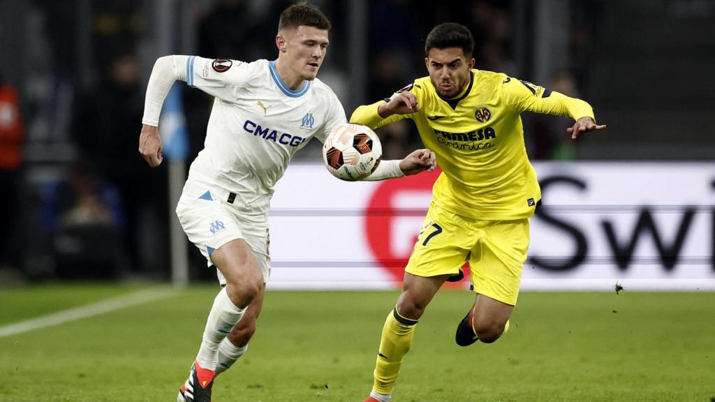 Akhomach, del Villarreal, pelea por un balón.