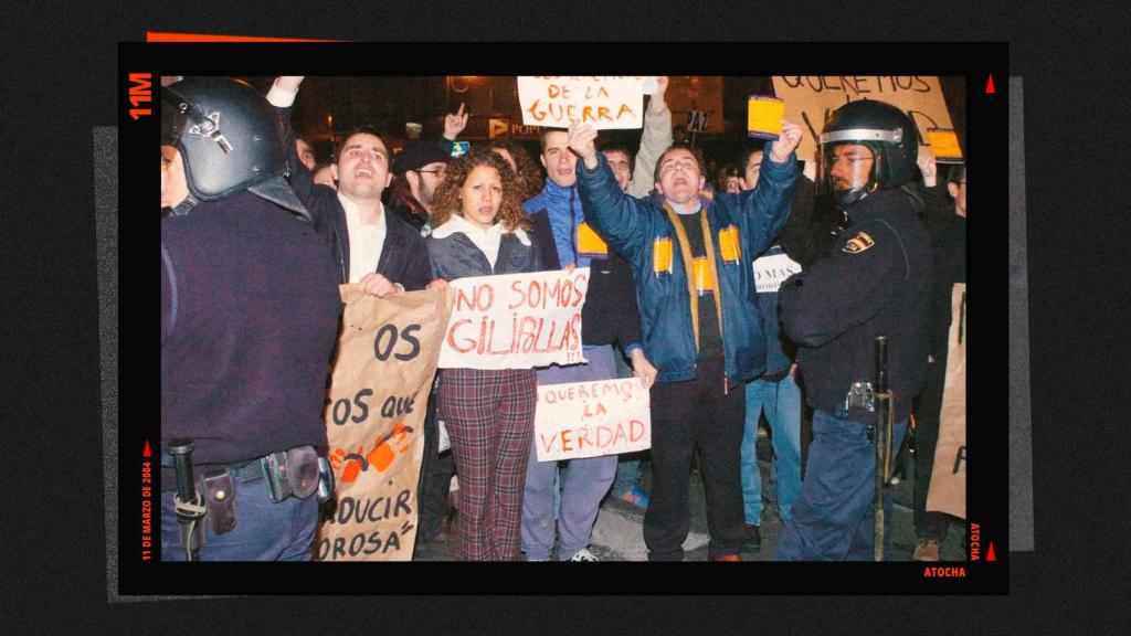 Manifestantes ante la sede del PP de Madrid, en la jornada de reflexión.