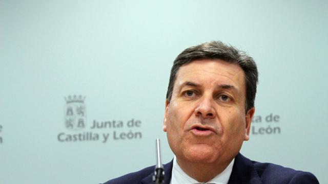 El consejero de Economía y Hacienda y portavoz, Carlos Fernández Carriedo, comparece en rueda de prensa posterior al Consejo de Gobierno.