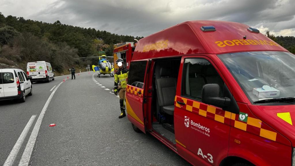 Los bomberos y un helicóptero de Sacyl en el lugar del accidente