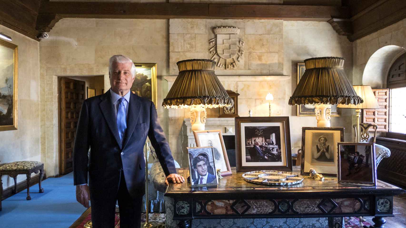 El duque de Alba, Carlos Fitz-James Stuart, en una de las salas del Palacio de Monterrey de Salamanca