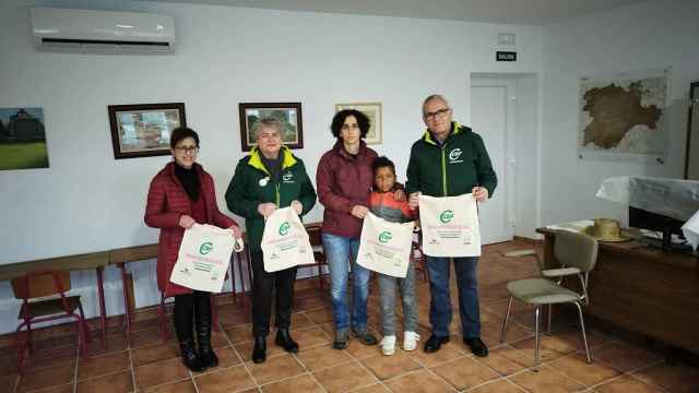CSIF reparte bolsas a la alcaldesa del municipio salmantino de Villasdardo, Alicia Pérez.