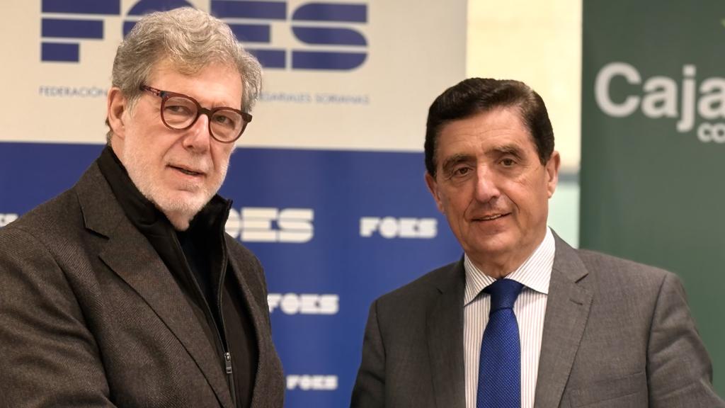 Carlos Martínez Izquierdo, presidente de Caja Rural de Soria, y Santiago Aparicio, presidente de FOES, renovando el acuerdo de colaboración