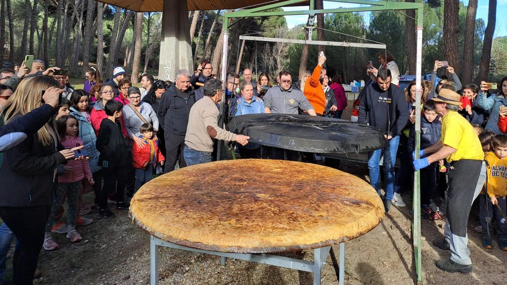Imagen de la gran tortilla de Laguna de Duero que se degustó en Los Valles