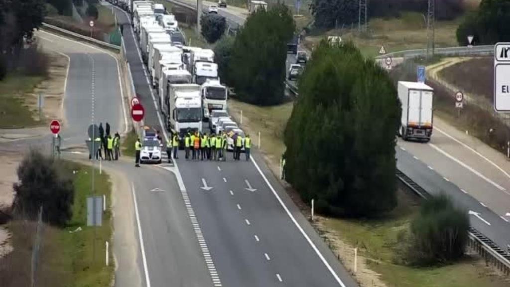 Varios agricultores taponan la A-62 a la altura de la urbanización de El Montico