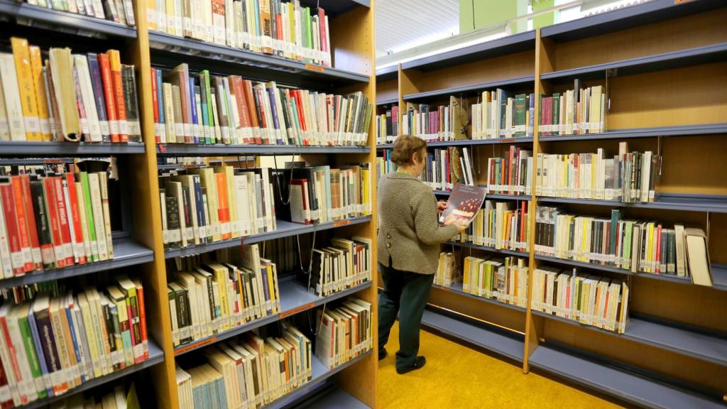 Imagen de una biblioteca municipal de la provincia de Valladolid.