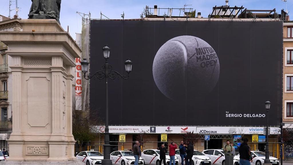 La lona del Mutua Madrid Tenis con el diseño de Sergio Delgado.