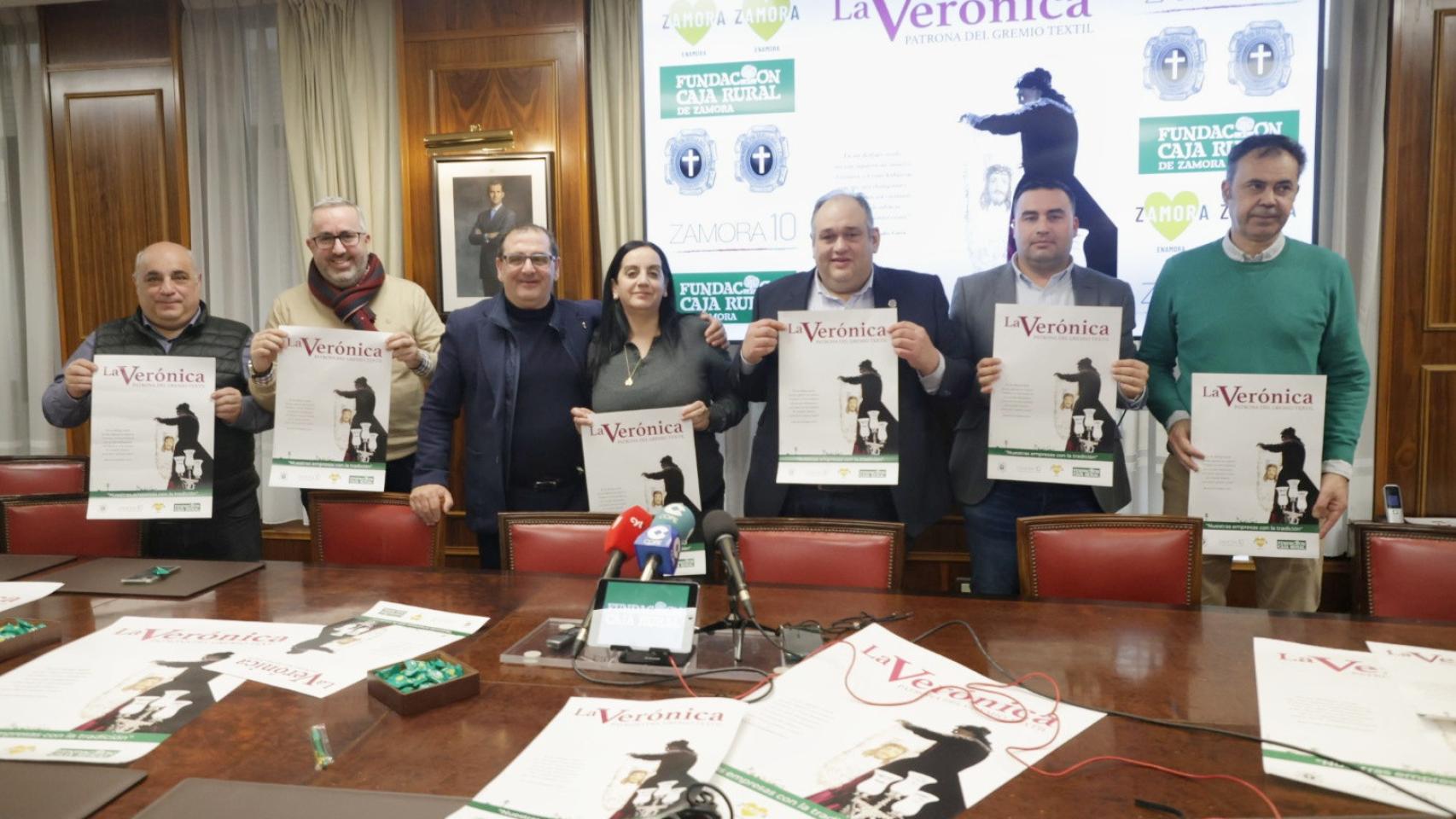 La Verónica, patrona del gremio textil zamorano, une a Zamora10 y a la Fundación Caja Rural de Zamora en la tradición con la Cofradía de Jesús Nazareno.