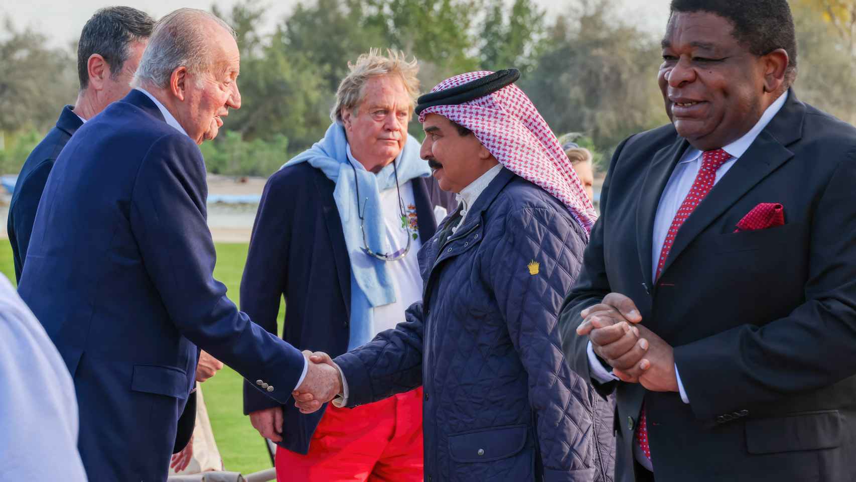 El rey Juan Carlos estrechando la mano de Hamad bin Isa Al Jalifa.