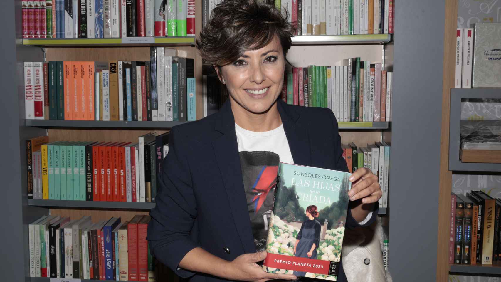 Sonsoles Ónega con su último libro, 'Las hijas de la criada'.