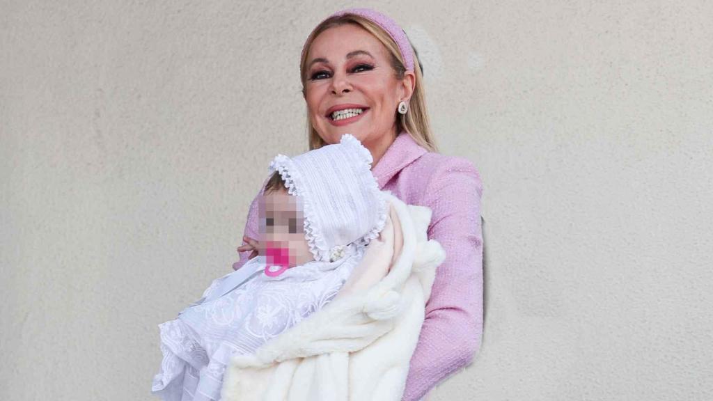 Ana Obregón con su nieta el día de su bautizo.