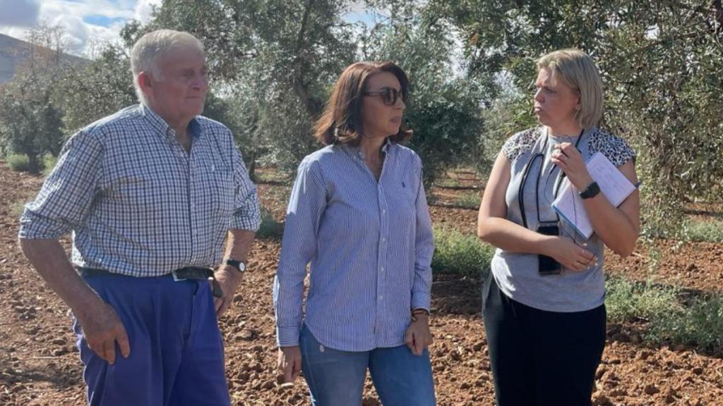 Blanca Corroto, en el centro, visitando un olivar.