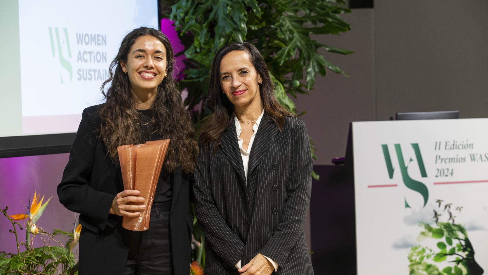 María González Manso, quien recibió el premio WAS en Ciencia e Innovación, junto a Beatriz Corredor, presidenta de Redeia.
