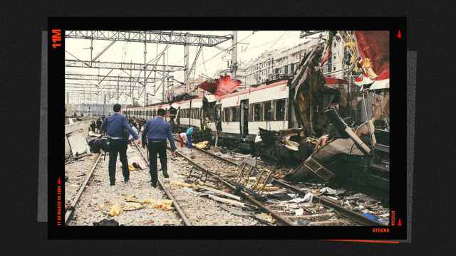 Algunos trenes destruidos por el atentado del 11 de marzo de 2004.